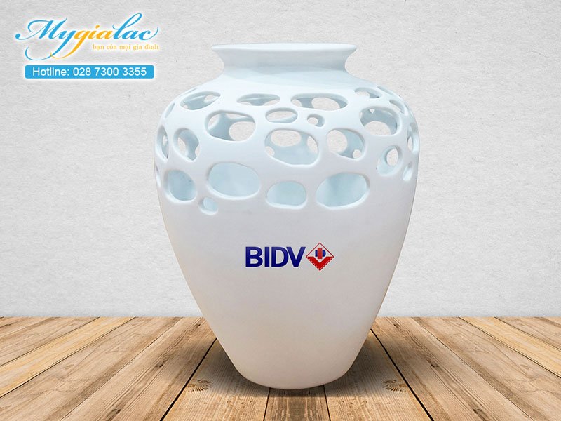 Quà tặng sự kiện bình hoa Bát Tràng in logo BIDV