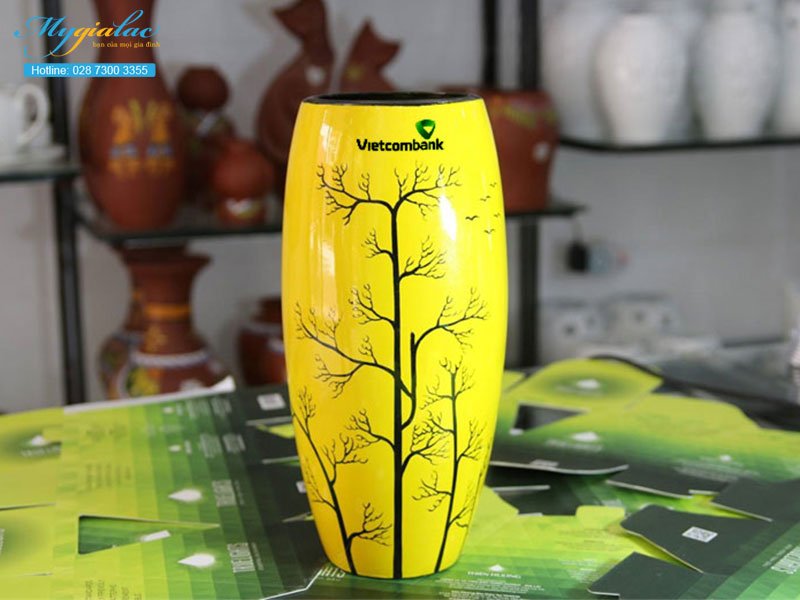 In logo Bình hoa vẽ tay khắc nổi